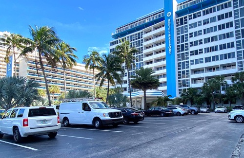 Galt Mile Apartamento | Beach vacation with pool