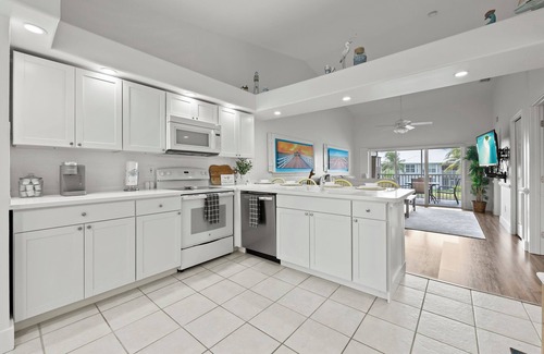 Naples Condominio | Beach Vibe Golf Condo with Resort Pool and Amenities!