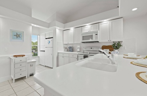 Naples Condominio | Beach Vibe Golf Condo with Resort Pool and Amenities!