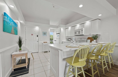 Naples Condominio | Beach Vibe Golf Condo with Resort Pool and Amenities!
