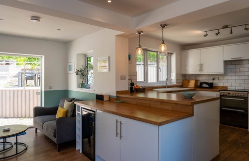 Croyde Cabaña | BeachBreak, Sleeps 9, Pets, Hot Tub