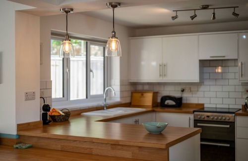 Croyde Cabaña | BeachBreak, Sleeps 9, Pets, Hot Tub