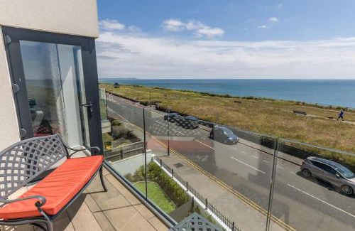 Boscombe Apartamento | Beachcliff - On the Seafront with Two Balconies