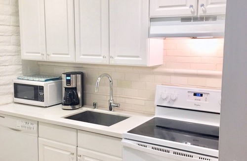 Lantern District Apartamento | Beachcomber- Total Refresh-WiFi, Smart TV, AC, W/D, BBQ- Mins to Beach!
