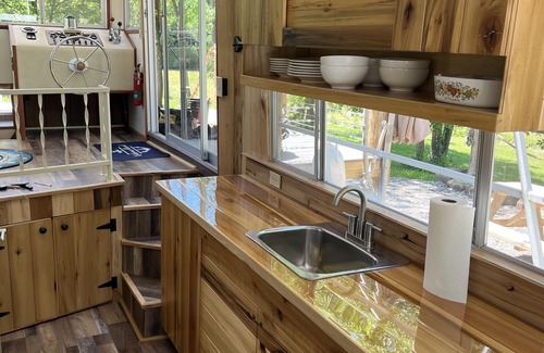 Langsville Alquiler De Eote | Beached houseboat with lots of character and deck jacuzzi