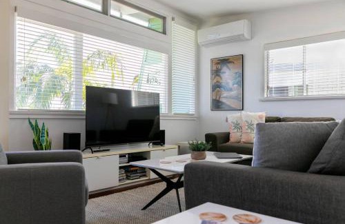 Yamba Casa | BEACHED @ YAMBA (water views, dog friendly, air con)