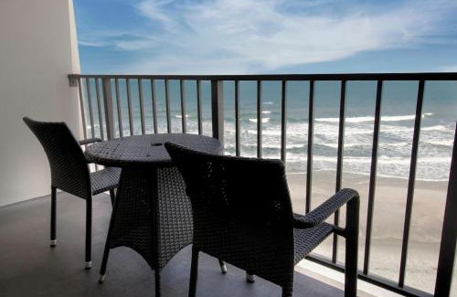 Litchfield by the Sea Apartamento | Beaches and Dreams 4th Flr Oceanfront Room