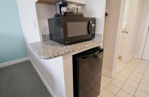 Litchfield by the Sea Apartamento | Beaches and Dreams 4th Flr Oceanfront Room