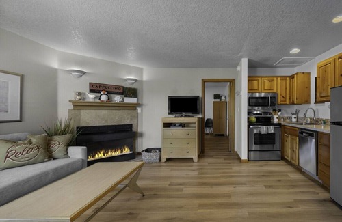 Downtown Cannon Beach Cabaña | Beaches Inn Fourplex Group Getaway: Walk to Beach| Dog-Friendly