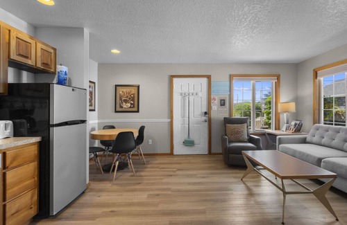 Downtown Cannon Beach Cabaña | Beaches Inn Fourplex Group Getaway: Walk to Beach| Dog-Friendly