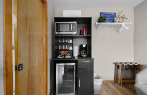 Downtown Cannon Beach Cabaña | Beaches Inn Fourplex Group Getaway: Walk to Beach| Dog-Friendly