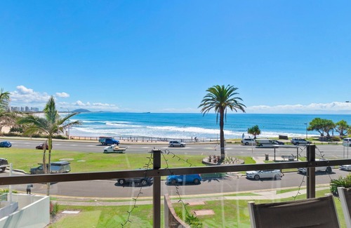 Alexandra Headland Apartamento | Beachfront 2 bedroom apartment, air conditioning + balcony