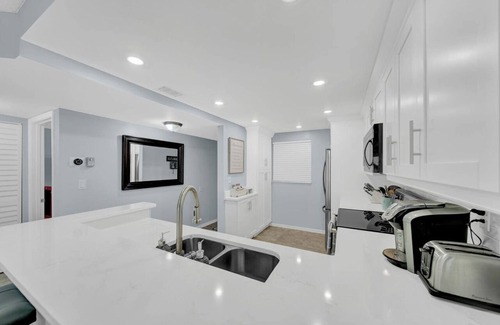 Hutchinson Island South Condominio | Beachfront 2 bdr/2ba condo, AC, WiFi in fabulous Jensen Beach, Hutchinson Island