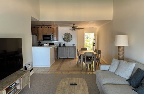 Central Malibu Condominio | Beachfront 2-bed resort style condo in Malibu with community fitness room, pool.