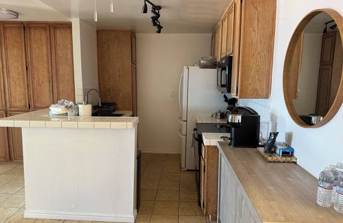 Central Malibu Condominio | Beachfront 2-bed resort style condo in Malibu with community fitness room, pool.