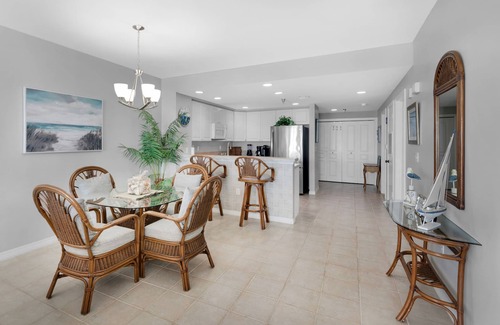 Villa Primera Condominio | 🌅Beachfront-2 Pools-Hot Tub-Sauna-Gym-2BR Emerald Isle 1206🌅