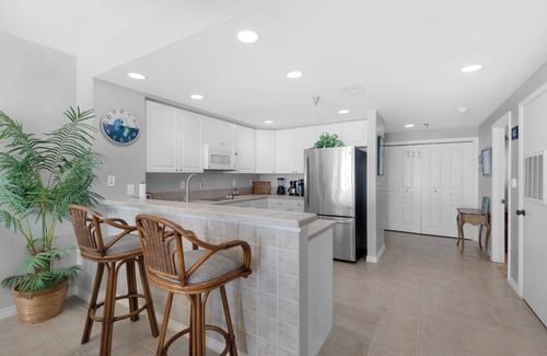 Villa Primera Condominio | 🌅Beachfront-2 Pools-Hot Tub-Sauna-Gym-2BR Emerald Isle 1206🌅