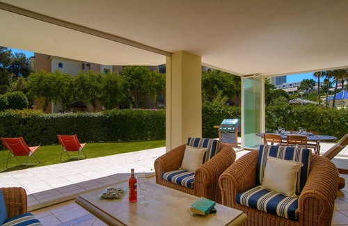 Nikki Beach Apartamento | Apartamento de 2 dormitorios frente a la playa con gran terraza, WiFi, barbacoa