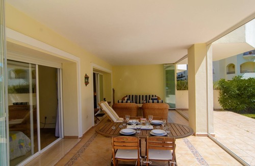 Nikki Beach Apartamento | Apartamento de 2 dormitorios frente a la playa con gran terraza, WiFi, barbacoa