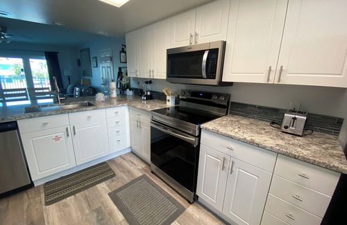 Fort Walton Beach Condominio | Beachfront 2BR Condo- Pool, Fitness Room, WiFi, W/D- Okaloosa Island near Destin