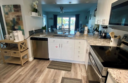 Fort Walton Beach Condominio | Beachfront 2BR Condo- Pool, Fitness Room, WiFi, W/D- Okaloosa Island near Destin