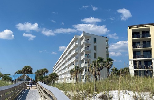 Fort Walton Beach Condominio | Beachfront 2BR Condo- Pool, Fitness Room, WiFi, W/D- Okaloosa Island near Destin
