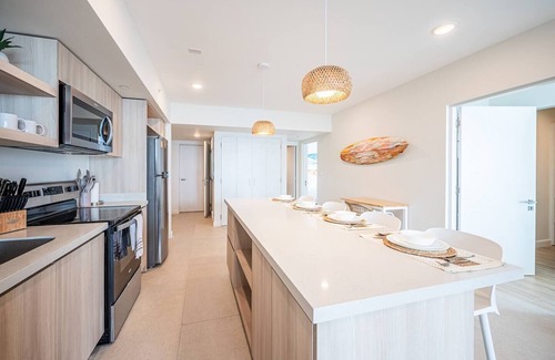 Cerro Plano Condominio | Beachfront 2BR Condo - Rooftop lounge, Pool, Gym & Coworking –1 Min to Main St