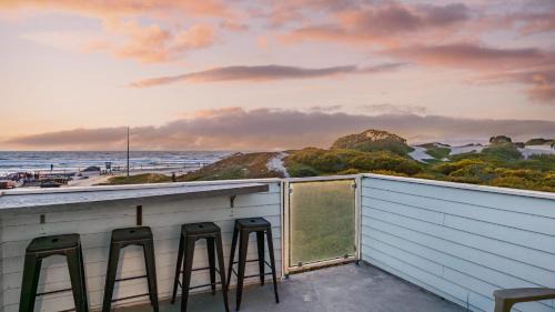 Oceano Casa | Beachfront 2BR w Deck Views Direct Sand Access Strand Way A