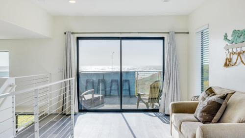 Oceano Casa | Beachfront 2BR w Deck Views Direct Sand Access Strand Way A