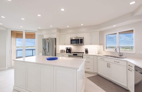 Sand Key Condominio | 3BR on BEACH w/ Panoramic Water Views. Steps to Pool, Beach. Resort Amenities!