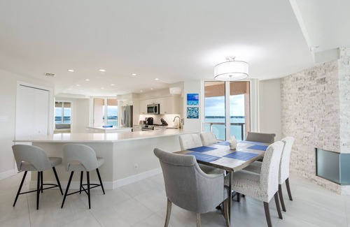 Sand Key Condominio | 3BR on BEACH w/ Panoramic Water Views. Steps to Pool, Beach. Resort Amenities!