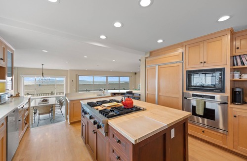 Hollywood Beach Casa | Beachfront abode with spacious deck, pool table, gas grill, smart TVs, & W/D