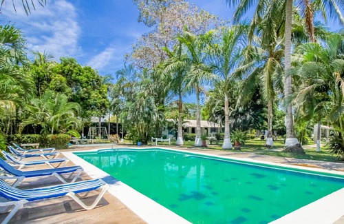 Puntarenas Cabaña | ¡Acceso a la playa y piscina compartida, a solo una hora de San José!