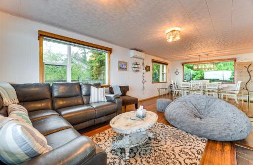 Anderson Island Casa | Beachfront Anderson Island Escape Rainier Views!