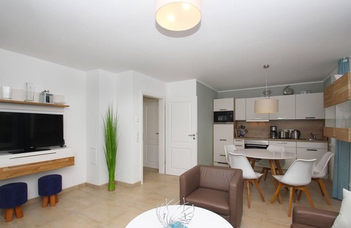 Lobbe Apartamento | Beachfront apartment with terrace, use of swimming pool and sauna - Rex Rugia apartment 13-3