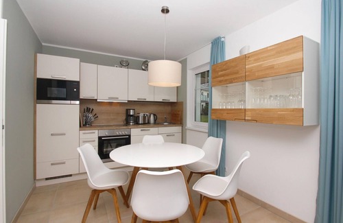 Lobbe Apartamento | Beachfront apartment with terrace, use of swimming pool and sauna - Rex Rugia apartment 13-3