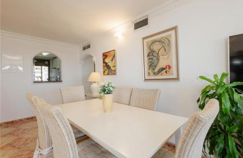 Torremolinos Apartamento | Beachfront apartment with panoramic sea views, private parking, swimming pools and mini golf
