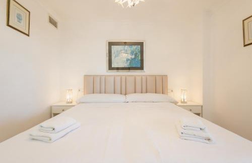 Torremolinos Apartamento | Beachfront apartment with panoramic sea views, private parking, swimming pools and mini golf