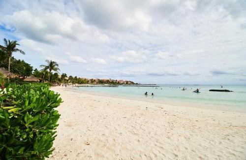 Puerto Aventuras Apartamento | BeachFront Appt with Amazing Pool in Pto Aventuras