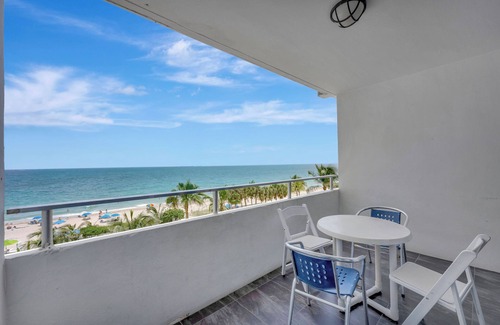 Bermuda Riviera Apartamento | Beachfront Balcony Room