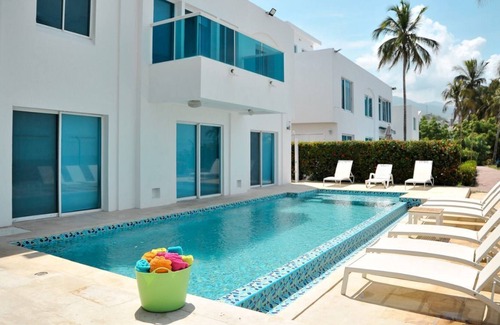 Urb Plenomar Casa | Beachfront beautiful house with private pool / sleeps 12