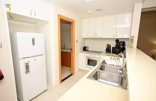 Al Raha Beach Apartamento | Beachfront Beauty: 1BR Retreat for Your Getaway