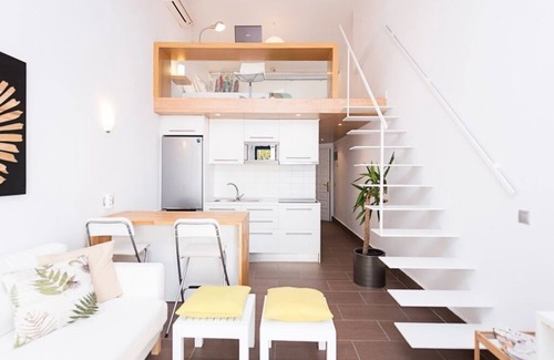 Playa del Aguila Apartamento | Primera línea de playa, Blanco y Madera. Wifi Gratuito, Piscina Comunitaria