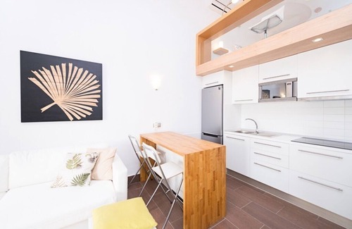 Playa del Aguila Apartamento | Primera línea de playa, Blanco y Madera. Wifi Gratuito, Piscina Comunitaria