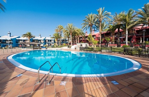 Playa del Aguila Apartamento | Primera línea de playa, Blanco y Madera. Wifi Gratuito, Piscina Comunitaria