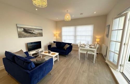 Burmarsh Apartamento | Beachfront Bliss Apartment - Near Hythe - On Beach Seafront - Private Parking