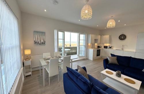 Burmarsh Apartamento | Beachfront Bliss Apartment - Near Hythe - On Beach Seafront - Private Parking
