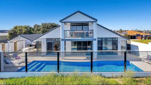 Halls Head Casa | Beachfront Bliss - Private Pool and Beach Access