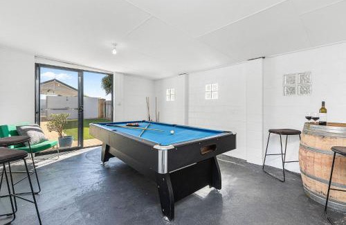 Halls Head Casa | Beachfront Bliss - Private Pool and Beach Access