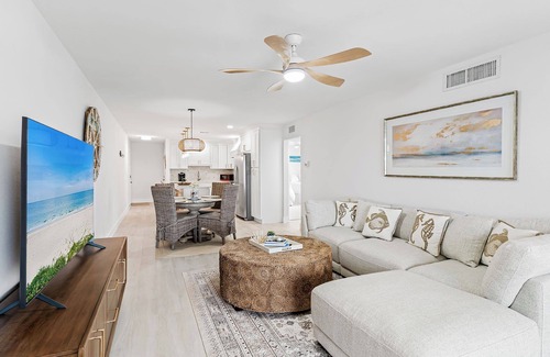 Belleair Beach Condominio | Beachfront Bliss~Room to Unwind~30-Day Min